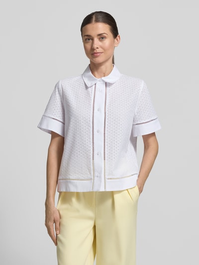 Frauenmodel trägt weiße Regular Fit Bluse mit Lochstickerei Modell 'Blanc' von JOOP! aus Baumwolle, Ganzkörperansicht von vorne.
