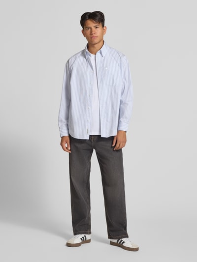 Mannenmodel draagt Baggy Fit jeans met steekzakken Model 'ALEX' van JACK & JONES in donkergrijs, puur katoen, knoop- en ritssluiting, Bandwijdte maat 32/32: 44 cm, Binnenbeenlengte maat 32/32: 76 cm, geheellichaamsaanzicht van voren.