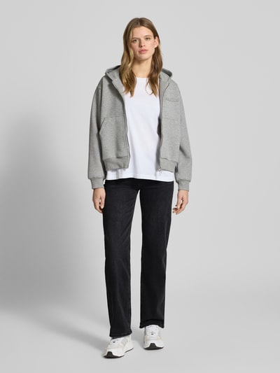 Frauenmodel trägt Straight Fit Jeans im 5-Pocket-Design von Review in Schwarz aus elastischem Baumwoll-Mix, Ganzkörperansicht von vorne.