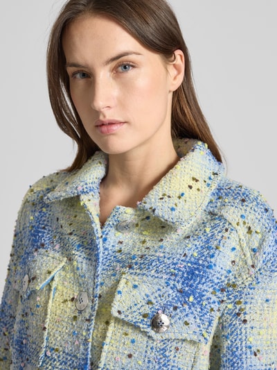 Frauenmodel trägt Regular Fit Jacke mit Woll-Anteil von Rich & Royal, mehrfarbige melierte Textur, Brusttaschen, Nahaufnahme Oberkörper.