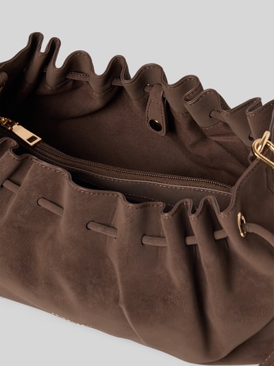 Produktfoto, Shoulder Bag aus Leder-Optik Modell 'Rena' von Seidenfelt in Braun, Detailansicht mit Reißverschlussfach und schmalem Schulterriemen, strukturierte Oberfläche, Hauptfach und goldfarbene Details, Maße und Kontext wie beschrieben