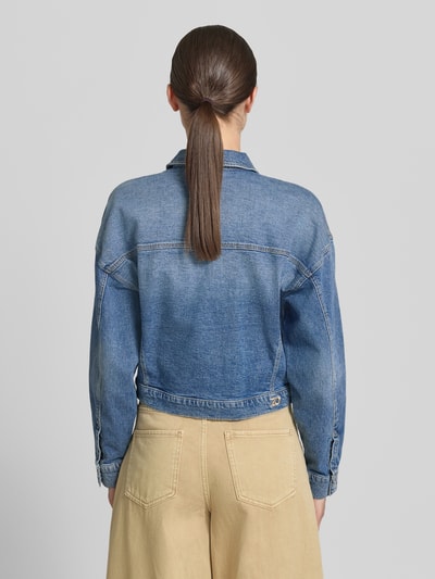Frauenmodel trägt Jeansjacke mit Brusttaschen und Knopfleiste von Zero aus Baumwoll-Mix mit Stretch-Anteil, Ganzkörperansicht Rückansicht.