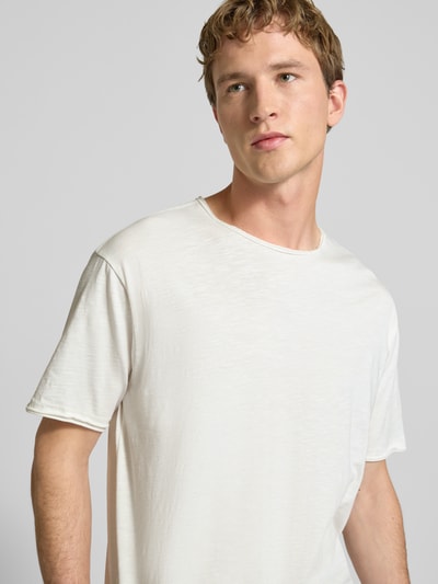 Männermodel trägt Relaxed Fit T-Shirt aus reiner Baumwolle von Marc O'Polo Denim in Optik: Unifarben, Nahaufnahme Oberkörper.