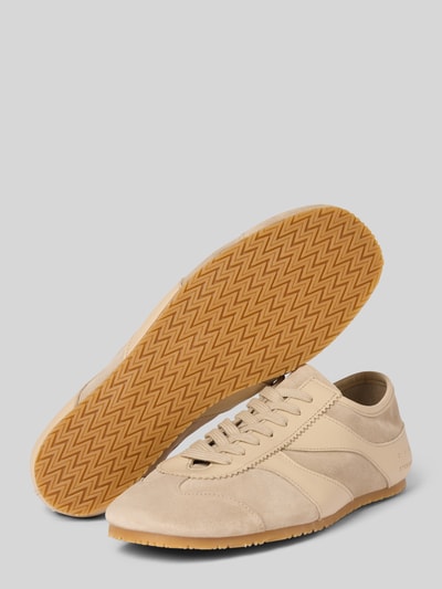 Produktfoto, Sneaker aus echtem Leder von Copenhagen in Beige mit abgerundeter Form, Kontrastbesatz, strukturierter Sohle und Label-Prägung. Schafthöhe 7 cm, Schaftweite 10 cm, Absatzhöhe 1 cm bei Größe 40.