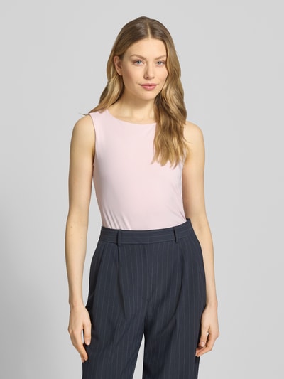 Frauenmodel trägt Top mit Rundhalsausschnitt von Christian Berg Woman Selection in zartem Rosa, glatter Stoff, gerader Schnitt, Ganzkörperansicht von vorne.