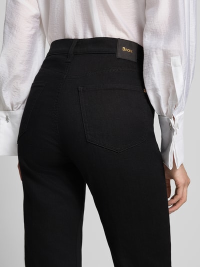 Frauenmodel trägt schwarze Straight Fit Jeans aus reiner Baumwolle Modell 'STYLE.MAY S' von Brax, Damen Straight Fit Jeans, Nahaufnahme Rückansicht.
