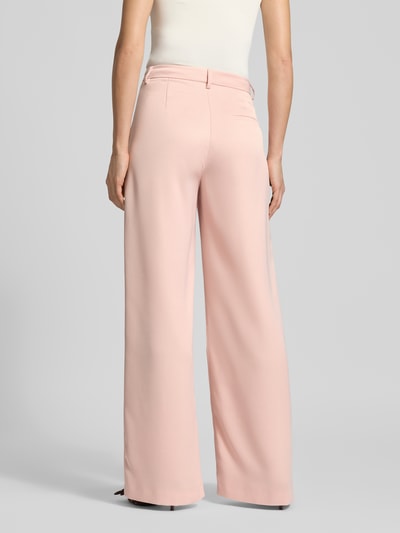 Frauenmodel trägt Wide Fit Stoffhose mit Gesäßtasche von Jake*s Collection in zartem Rosa, weite Beinform, Ganzkörperansicht Rückansicht.