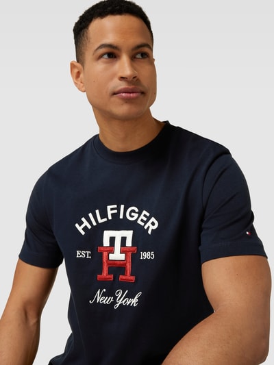 Tommy Hilfiger T-Shirt mit Label-Stitching Modell 'CURVED MONOGRAM' Marine 3