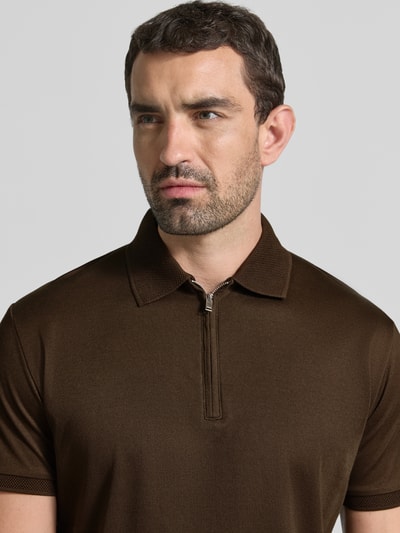 Männermodel trägt Regular Fit Poloshirt aus Baumwoll-Mix Modell 'FAVE' von Selected Homme in Braun, Nahaufnahme Oberkörper, Herren Poloshirt.