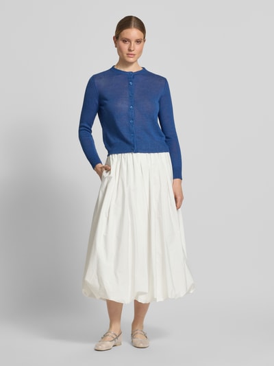 Kobiece modelka nosi Regular Fit kardigan rozpinany z czystego lnu model 'BADIA' od Weekend Max Mara, jednokolorowy, niebieski, dzianina, zapięcie na pojedynczą listwę guzikową, okrągły dekolt, długi rękaw z prążkowanym zakończeniem i prążkowane wykończenie dołu, przód, pełna sylwetka