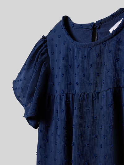 Mädchen trägt Regular Fit Kleid mit Strukturmuster von DANAMADE in Dunkelblau, Kurzarm, Rundhals, Raffungen, Nahaufnahme Oberkörper.