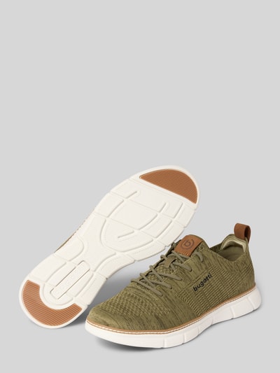 Produktfoto, Sneaker mit Label-Details Modell 'Pasadena' von bugatti in Olivgrün, abgerundete Form, strukturierte weiße Sohle, Textilstruktur