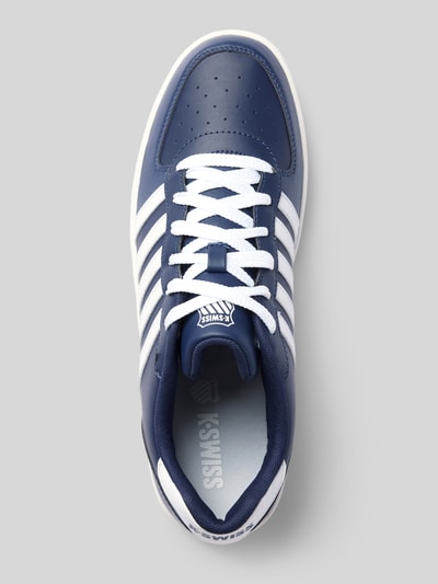 Produktfoto, sneakersy z zaokrąglonym kształtem w kolorach niebieskim i białym, model 'Court Cali' od K-SWISS z wiązaniem, detale z logo, profilowana podeszwa, wysokość obcasa w rozmiarze 44: 3 cm, wysokość cholewki w rozmiarze 44: 7 cm, szerokość w rozmiarze 44: 9 cm