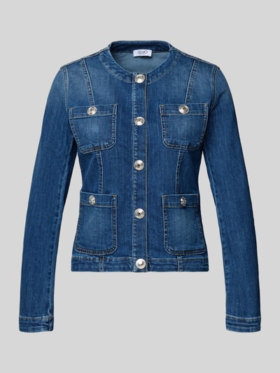 Produktfoto, Jeansjacke mit Rundhalsausschnitt von Liu Jo White z mieszanka bawełny z dodatkiem streczu, taliowany krój, listwa guzikowa, kieszenie na piersi, długość tyłu w rozmiarze 36: 48 cm, szerokość ramion w rozmiarze 36: 37 cm, szerokość klatki piersiowej w rozmiarze 36: 45 cm, długość rękawów w rozmiarze 36: 62 cm