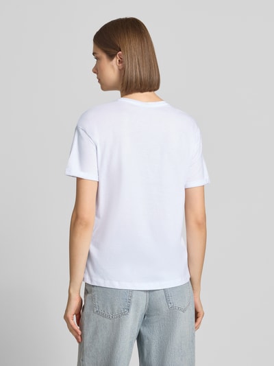 Frauenmodel trägt weißes T-Shirt mit fixiertem Ärmelaufschlag Modell 'BRANDY' von NOISY MAY®, Rundhals, Straight Fit, Ganzkörperansicht Rückansicht