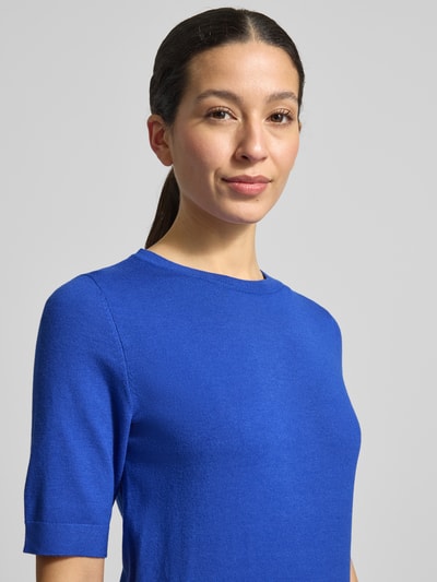Frauenmodel trägt Strickshirt aus Viskose-Mix mit Rundhalsausschnitt von Betty Barclay in Blau, Halbarm, Regular Fit, Nahaufnahme Oberkörper.