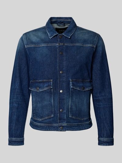 Produktfoto, Jeansjacke mit Pattentaschen und Kentkragen von Replay, bawełniany miks ze stretchem, krój straight fit, ciemnoniebieski jeans, zapięcie na napy, naszywka z logo, kieszenie z patkami, długość pleców w rozmiarze M: 68 cm, szerokość ramion w rozmiarze M: 38 cm, szerokość klatki piersiowej w rozmiarze M: 51 cm, długość rękawa w rozmiarze M: 66 cm