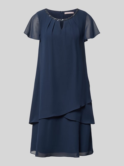 Produktfoto, Knielanges Cocktailkleid mit Schlüsselloch-Ausschnitt von Christian Berg Cocktail aus dunkelblauem Chiffon im Stufen-Look, Perlen am Ausschnitt, gerader Schnitt, luftig und weich fließende Textur