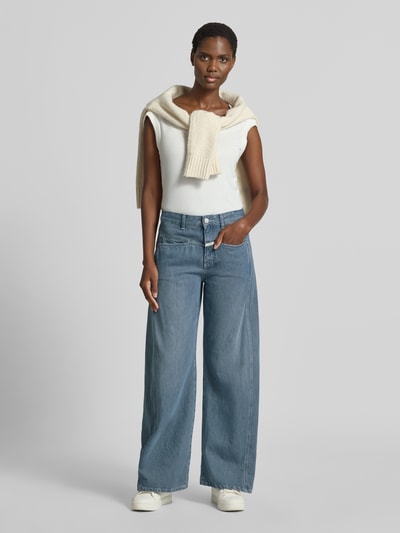 Modelka nosi Barrel Fit Jeans mit Label-Detail Model 'TORI-X' von Closed z czystej bawełny, wpuszczane kieszenie, szerokość w rozmiarze 27/32: 39 cm, długość wewnętrzna nogawki w rozmiarze 27/32: 78 cm, całość widziana z przodu, zdjęcie całopostaciowe.