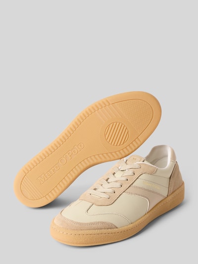 Produktfoto, Low Top Sneaker Marc aus echtem Rindsleder von Marc O'Polo in Two Tone Optik, rund, flacher Absatz, Velours, Label Print, beige-braune Töne, profilierte Sohle