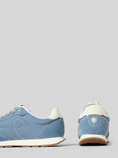Produktfoto, Sneaker mit Logo-Detail Modell 'Swink' von Blauer USA, Blau und Weiß, abgerundete Passform, Schnürverschluss, profilierte Sohle, Absatzhöhe 2 cm, Schafthöhe 8 cm, Schaftweite 9 cm, glatte und strukturierte Texturen