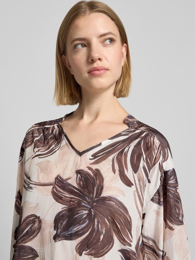 Vrouwenmodel draagt Relaxed Fit blouse uit viscosemix met bloemen all-over print van MORE, mix van viscose en katoen, V-hals, 3/4-mouw, ruglengte bij maat 36: 65 cm, mouwlengte bij maat 36: 37 cm, detailopname bovenlichaam.