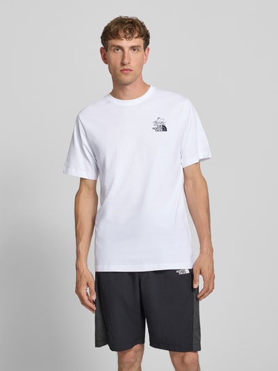 Mannenmodel draagt T-shirt met Label-Print en Rundhalsausschnitt van The North Face, puur katoen, regular fit, ruglengte maat M 71 cm, geheellichaamsaanzicht van voren.