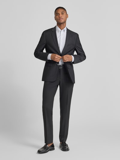 Männermodel trägt Regular Fit Businesshemd mit Button-Down-Kragen van OLYMP in wit met ruitpatroon, lange mouwen, knoopsluiting, borstzak, logo-stiksel, katoen; Ganzkörperansicht van voren.