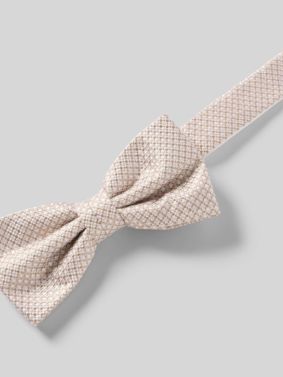Produktfoto, Fliege und Einstecktuch im Set aus reiner Seide von Prince Bowtie im Unifarbenen-Design mit Webmuster, beigefarbene Textur, vorgebunden, verstellbare Kragenweite, Hakenverschluss, eingefasste Abschlüsse