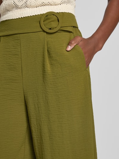 Vrouwenmodel draagt Wide Fit Culottes met structuurpatroon van zero in olijfgroen met bandplooien, detailopname heup.