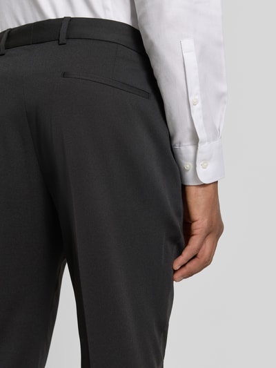 Männermodel trägt Regular Fit Anzughose mit Viskose-Anteil von s.Oliver BLACK LABEL in dunklem Farbton, Nahaufnahme Rückansicht.