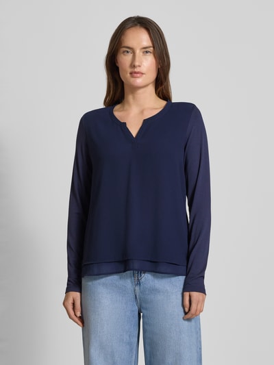 Frauenmodel trägt Bluse mit Tunikakragen von Smith and Soul, unifarben, gerader Schnitt, seitliche Schlitze, Ganzkörperansicht von vorne.