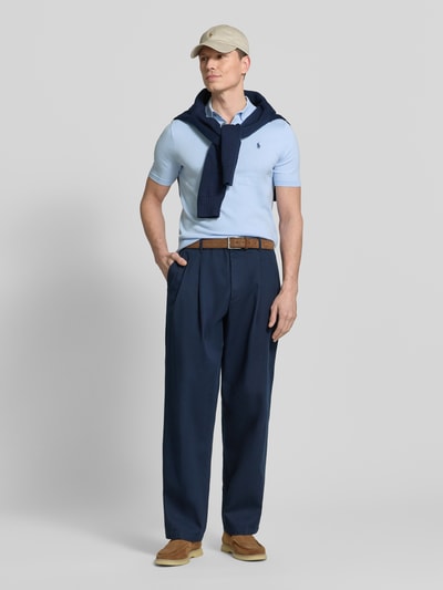 Männermodel trägt Regular Fit Poloshirt aus reiner Baumwolle von Polo Ralph Lauren, Optik: Unifarben, Feinstrick, Ganzkörperansicht von vorne.