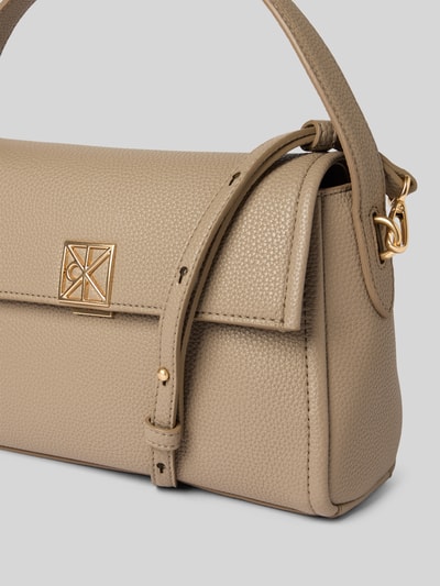Productfoto, Handtasche mit Label-Applikation van CK Calvin Klein in beige structuurleer, kliksluiting, draaghengsel en schouderriem, 24x19x10 cm, schouderriem 124 cm.