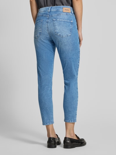 Männermodel trägt Jeans in verkürzter Passform Modell 'Ornella Urban' von Angels, bawełniana mieszanka ze streczem, jasnoniebieski kolor, tylne kieszenie, szerokość w rozmiarze 36: 40 cm, długość wewnętrzna nogawki w rozmiarze 36: 66 cm, Ganzkörperansicht Rückansicht.