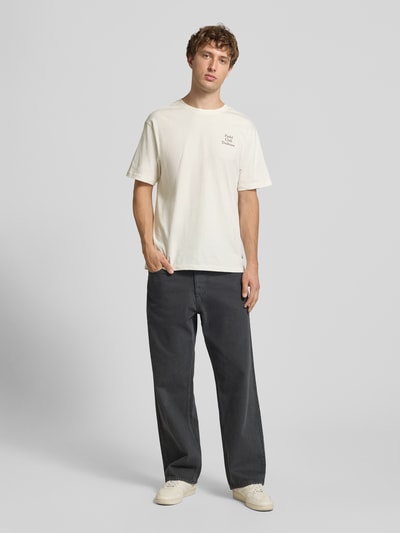 Męski model nosi Relaxed Fit T-Shirt aus reiner Baumwolle Modell 'CAP' von ONLY, jasny kolor, gładka faktura, Ganzkörperansicht von vorne. Męski t-shirt.