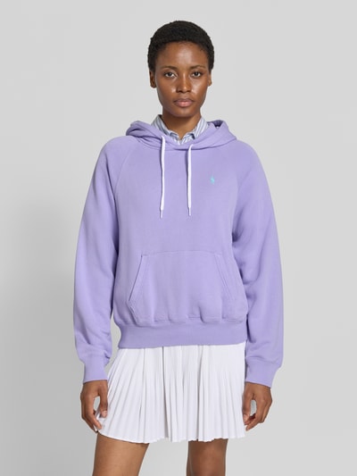 Vrouwenmodel draagt Comfort Fit Hoodie uit katoenmix van Polo Ralph Lauren in lila met witte details, Dames hoodie, Ganzichaamsaanzicht van voren.