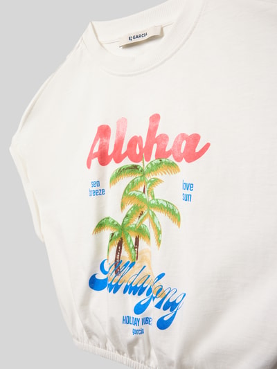 Produktfoto, T-Shirt mit Motiv-Print und elastischem Saum von Garcia, Kinder T-Shirt aus Reine Baumwolle, Loose-Fit, Rundhalsausschnitt, Motiv-Print, Ärmel mit Aufschlag, elastischer Saum, Label-Detail, Rückenlänge 41 cm bei Größe 140, Vorderseite in Weiß mit farbigem Print, glatte Textur.