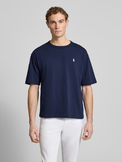 Männermodel trägt Relaxed Fit T-Shirt aus reine katoen van Polo Ralph Lauren in effen donkerblauw met logo-details, fijnrib, vooraanzicht.