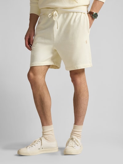 Männermodel trägt Regular Fit Sweatshorts aus reiner Baumwolle von Polo Ralph Lauren in Unifarbe mit Logo-Stitching und seitlichen Taschen, Ganzkörperansicht von vorne.
