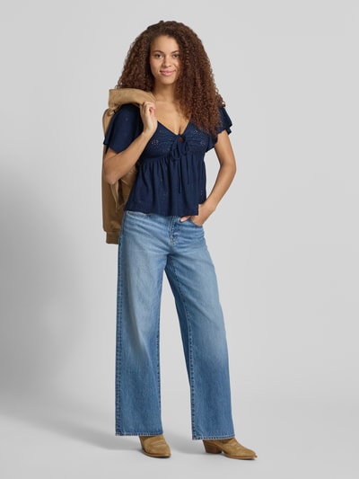 Frauenmodel trägt Slim Fit T-Shirt mit tiefem V-Ausschnitt Modell 'SMILLA' von Only, semitransparente Optik, florales Muster, Kurzarm, Stretch-Materialverarbeitung, Ganzkörperansicht von vorne.