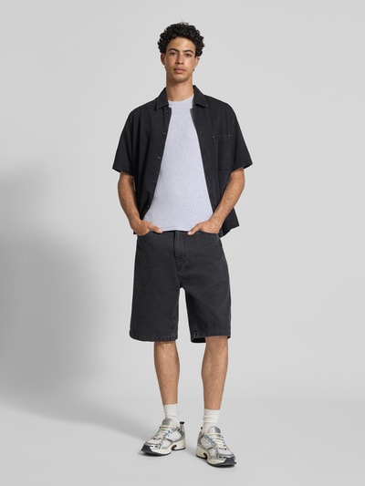 Męski model nosi T-Shirt in Feinripp mit Rundhalsausschnitt od REVIEW, biały, bawełna z domieszką stretch, krój slim fit, widok całej sylwetki z przodu.