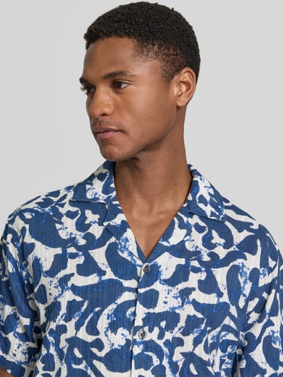 Männermodel trägt Regular Fit Freizeithemd im Allover-Look Modell 'BILBAO' von Jack & Jones Premium, Reine Baumwolle, Nahaufnahme Oberkörper.