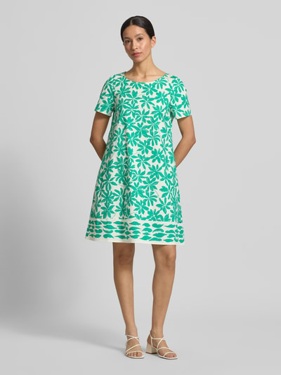 Frauenmodel trägt Relaxed Fit Kleid mit floralem Allover-Print von ROBE LÉGÈRE, grün-weiß, Baumwoll-Mix, Rundhalsausschnitt, Kurzärmelig, Ganzkörperansicht von vorne. Rückenlänge bei Größe 36: 91 cm, Brustweite bei Größe 36: 47 cm, Ärmellänge bei Größe 36: 23 cm.