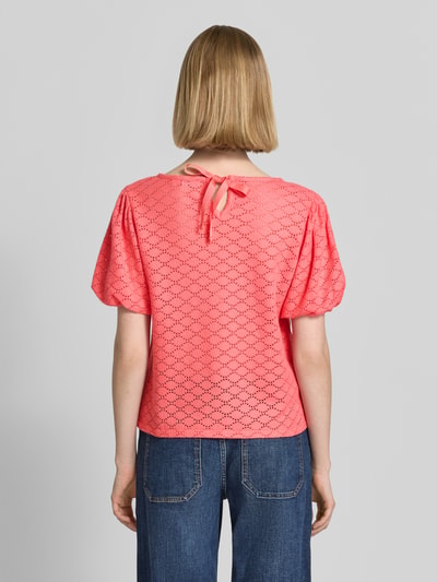 Vrouwenmodel draagt Strickshirt mit Puffärmeln van More & More, katoenmengsel, regular fit, ronde hals, pofmouwen, ruglengte 55 cm, achteraanzicht volledige lichaamsopname.