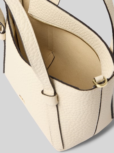 Produktfoto, cremefarbene Handtasche mit Strukturmuster Modell 'Cosmo' von Abro, Hauptfach mit Reißverschluss, Logo-Applikation, Tragehenkel, abnehmbarer Schulterriemen, Maße ca. 25 x 15 x 11 cm, Länge Schulterriemen 128 cm, kontrastierende Kanten, sichtbare Textur und glatte Innenfläche.