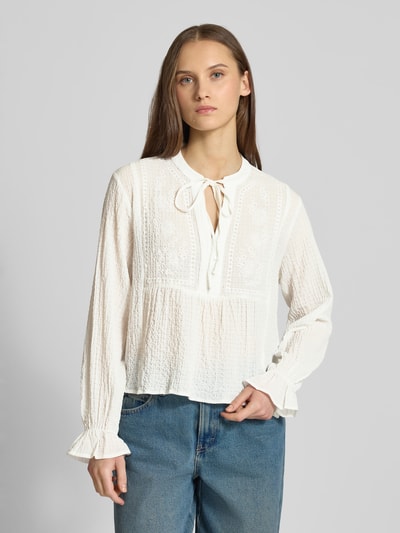 Frauenmodel trägt Regular Fit Langarmbluse mit Intarsien Modell 'ViCKY LIFE' von ONLY, Optik: Unifarben, semitransparent, florales Muster, Tunika-Kragen, tiefer V-Ausschnitt, Crinkle-Material, Ganzkörperansicht von vorne.