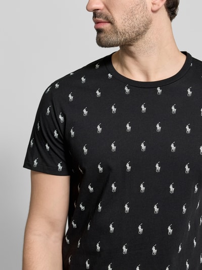 Männermodel trägt Regular Fit Pyjama-Oberteil aus reiner Baumwolle Modell 'CREW-SLEEP-TOP' von Polo Ralph Lauren, Polo-Pony-Muster, Nahaufnahme Oberkörper.