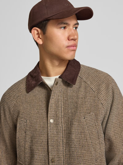 Männermodel trägt Barn Jacket mit Pattentaschen Modell 'SALAMANCO' von JACK & JONES, Material-Mix, Kentkragen aus Cord, Nahaufnahme Oberkörper.