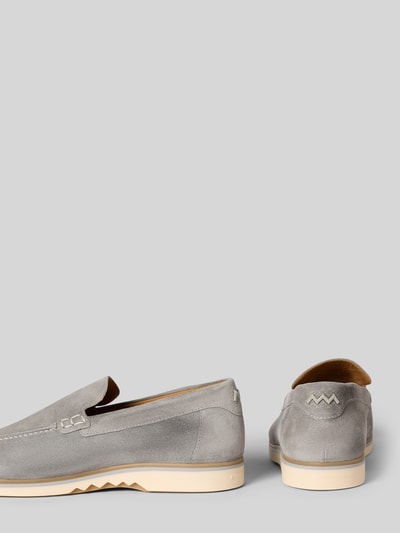 Produktfoto, Loafers aus Leder Modell 'De Oister' von Floris Van Bommel in Hellgrau mit Abgerundete-Spitze, Schlupfform, Absatzhöhe: 3 cm, Schafthöhe: 8 cm, Schaftweite: 7 cm, matte Textur, seitliche und rückseitige Ansicht